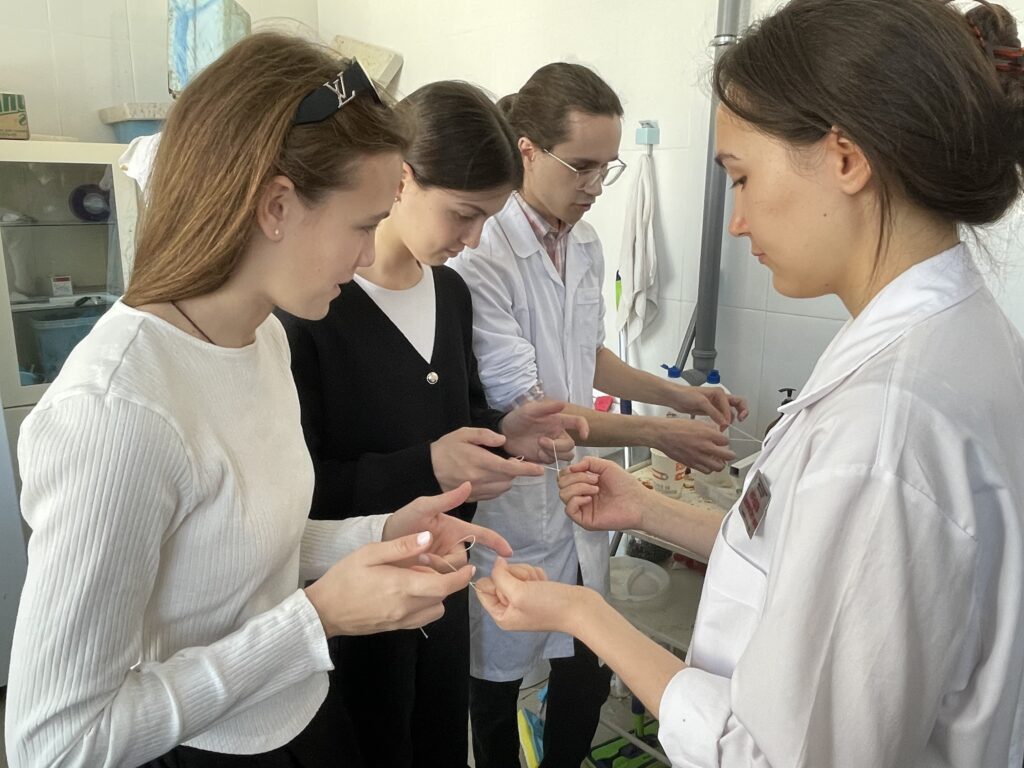 Команда хирургического кружка "Оперблок"  провела мастер-класс для лицеистов